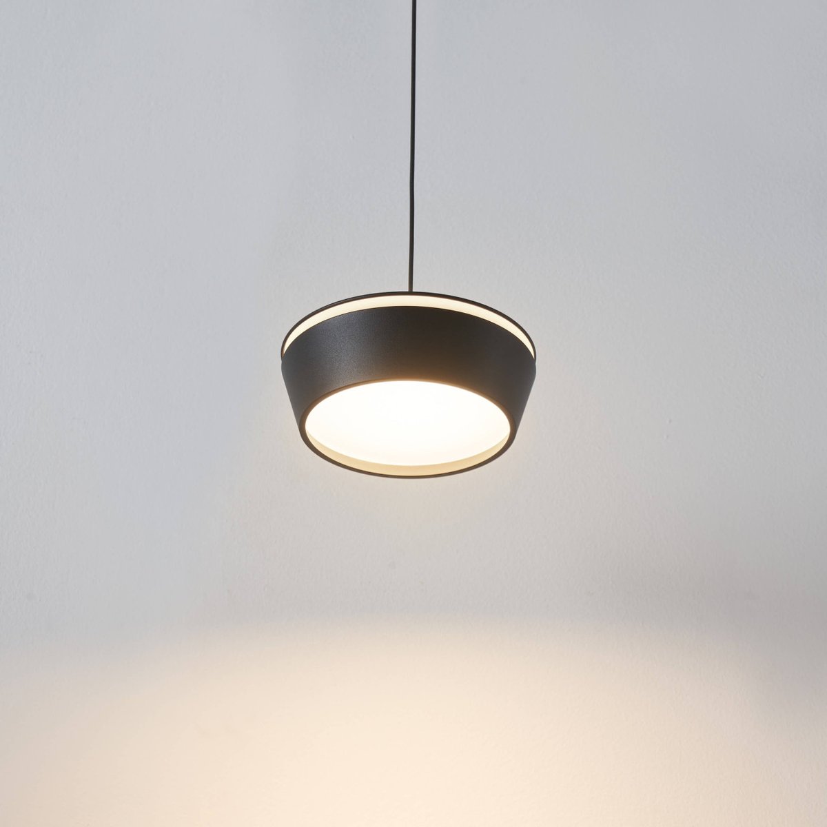 Suspension LED tube design minimaliste - MAVEL noir, KOSILUM