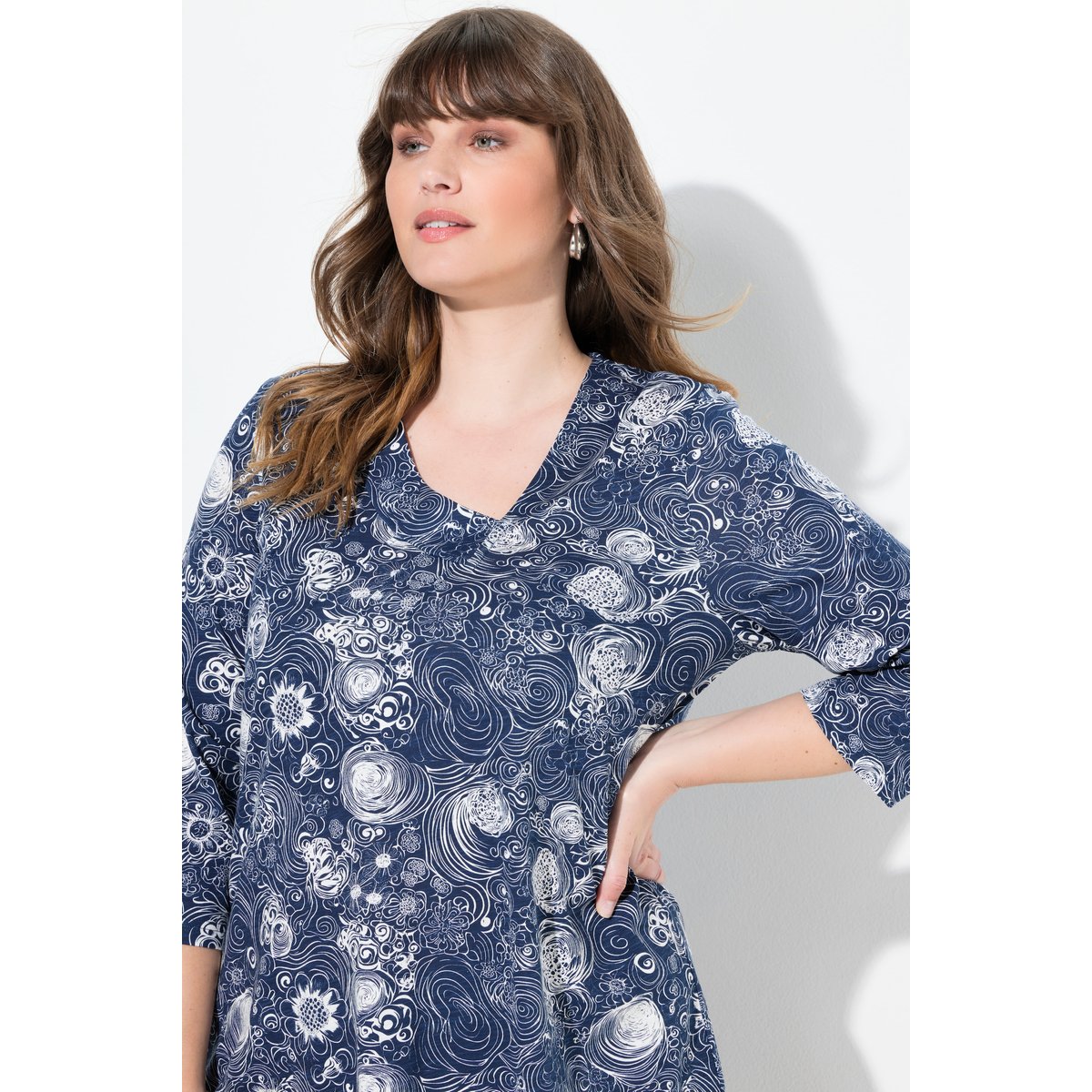 T-shirt en coton bio avec passepoils. Col bleu marine, ULLA POPKEN