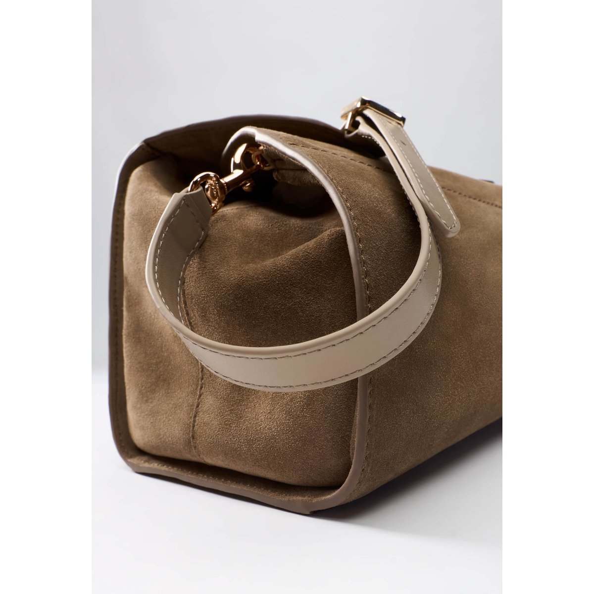 Sac Bandoulière En Daim Leonie crème, GUESS