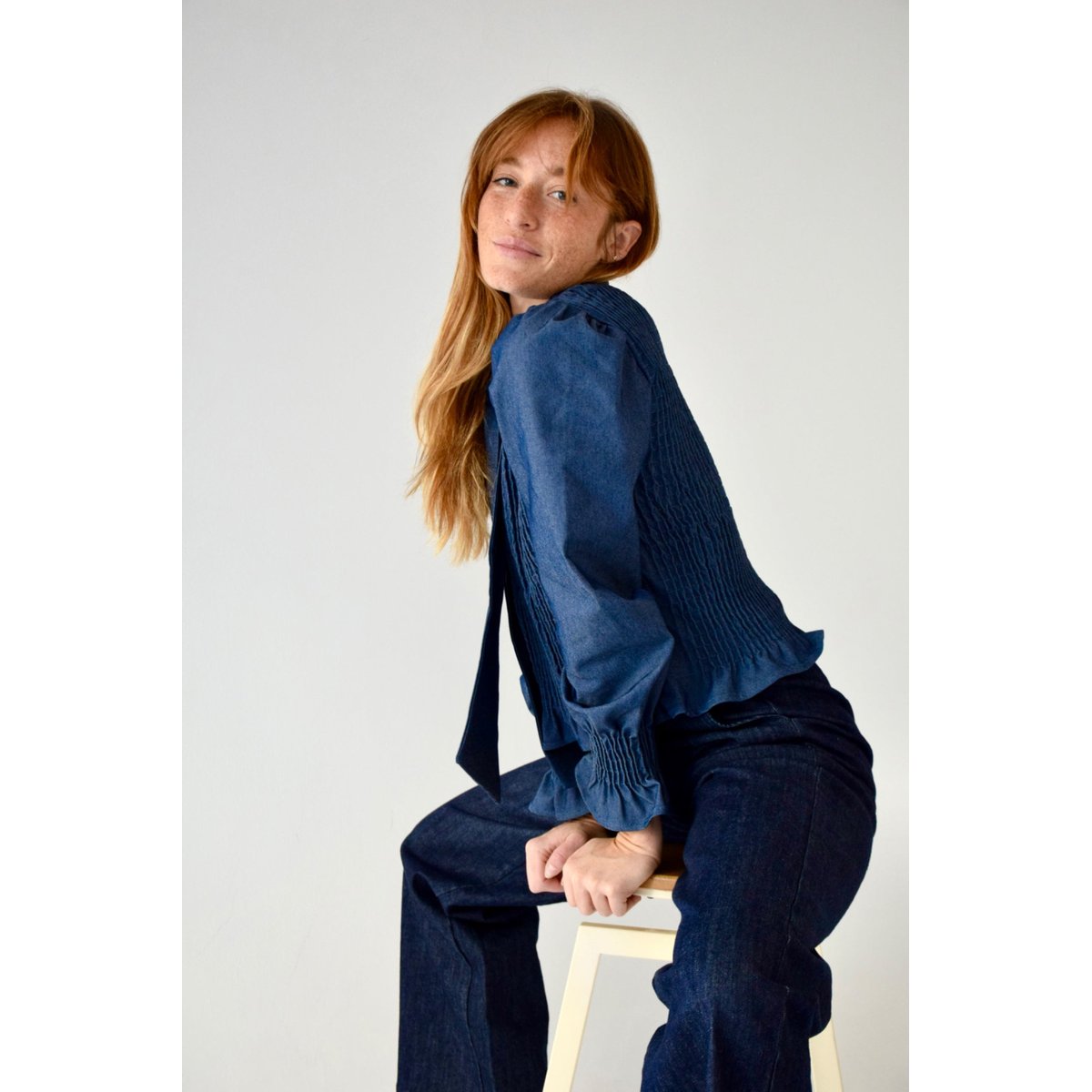 Blouse en jean smockée col lavallière CHÍA denim, MINDTRAVELER