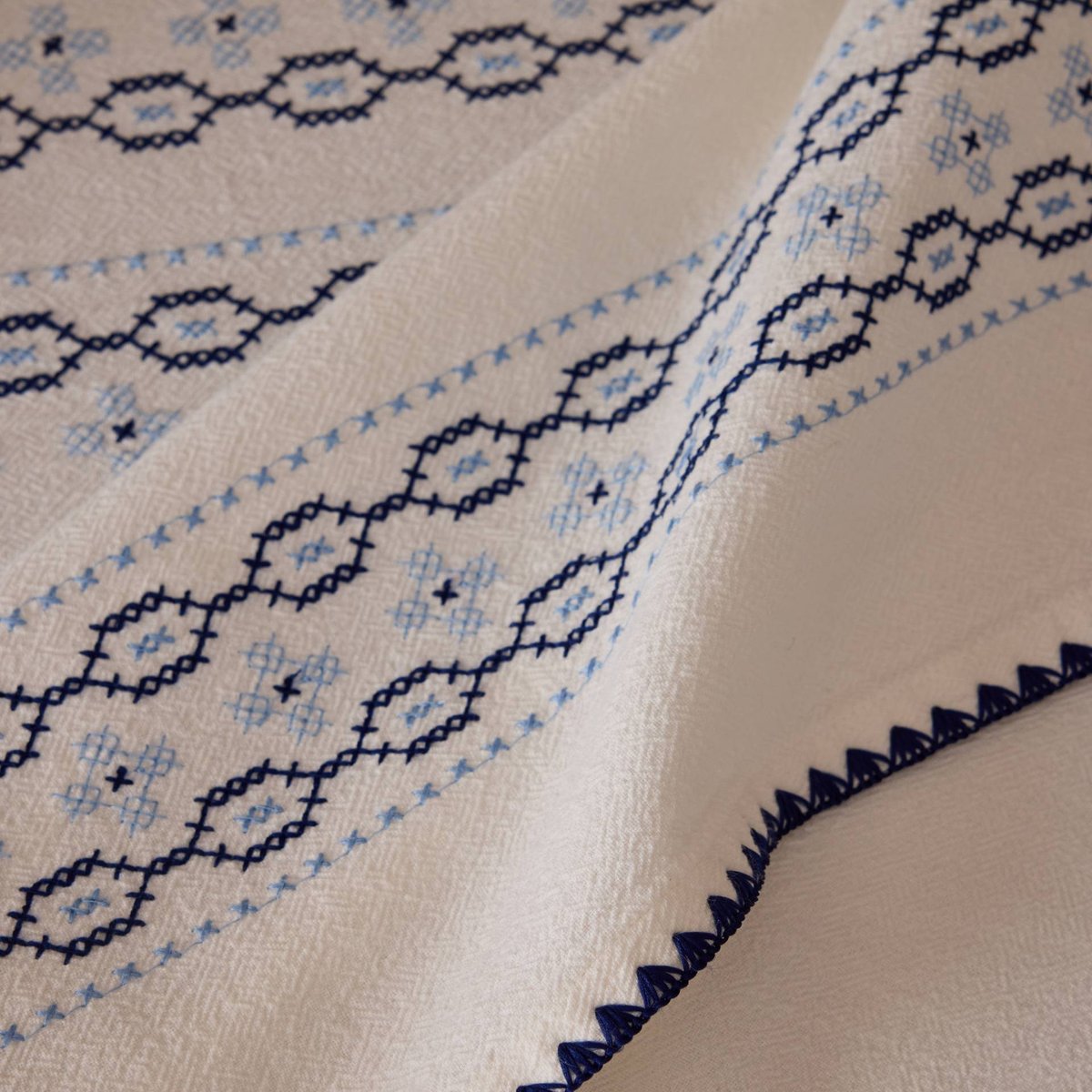 Nappe avec broderie, 170x250cm, 100% coton off white, MONOPRIX