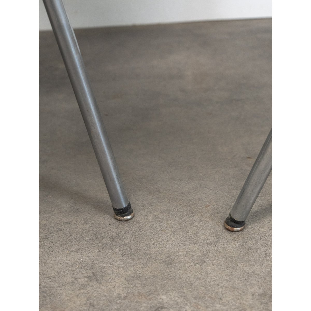 Paire de fauteuils en skaï et métal Jakob N°1289 - Bon état noir, DEBONGOUT