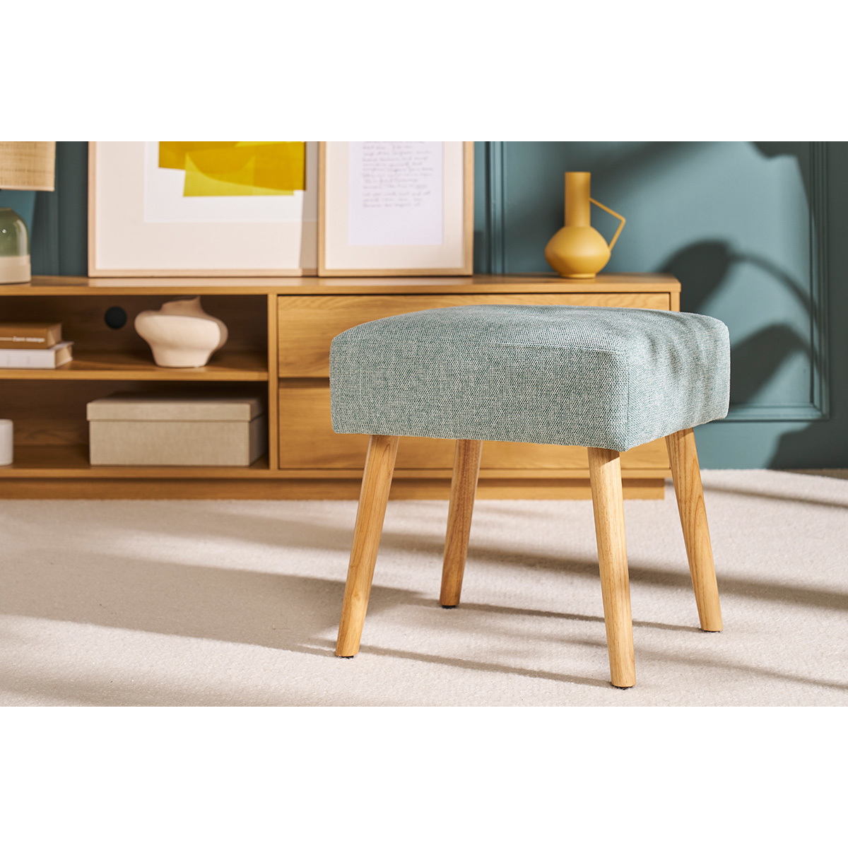 Tabouret bas en tissu effet velours texturé terre brûlée et bois clair massif H46 cm GUESTA vert lagon, MILIBOO