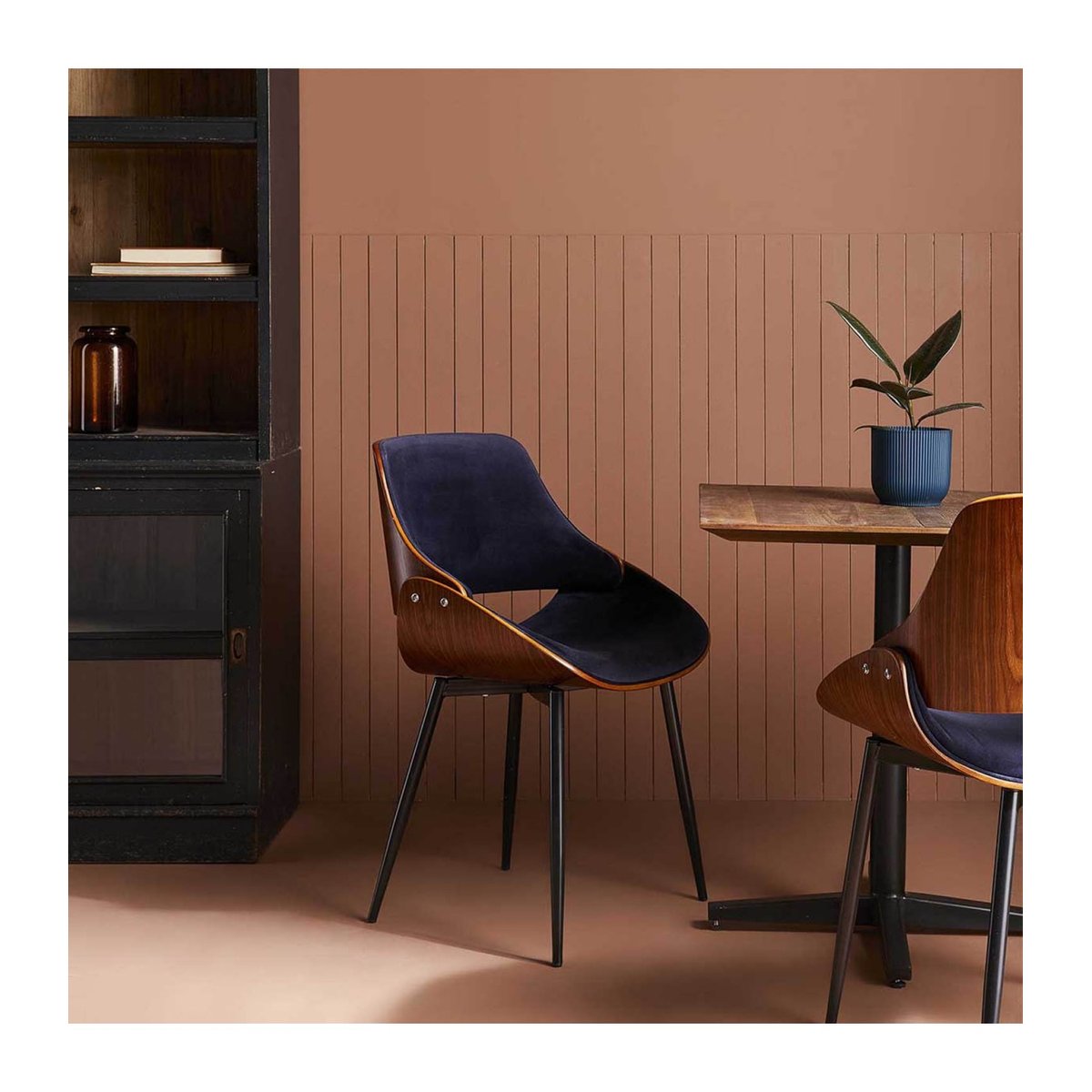 Chaise finition noyer avec assise en velours - Mannix marron, SIGNATURE