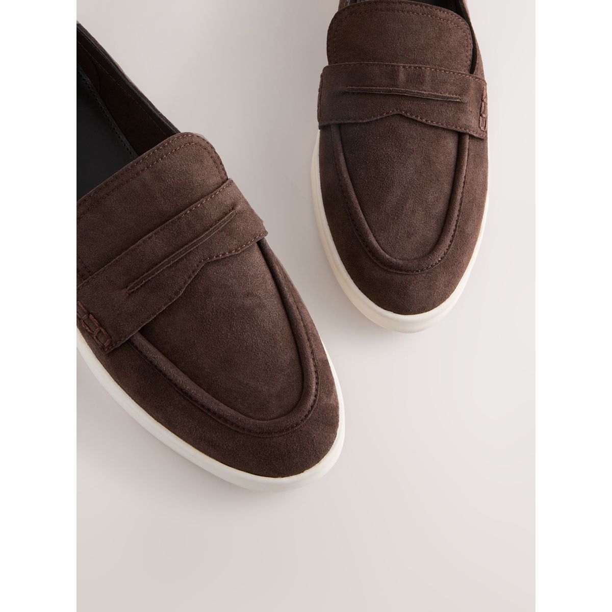 Mocassins en daim à semelle blanche marron chocolat, NEXT