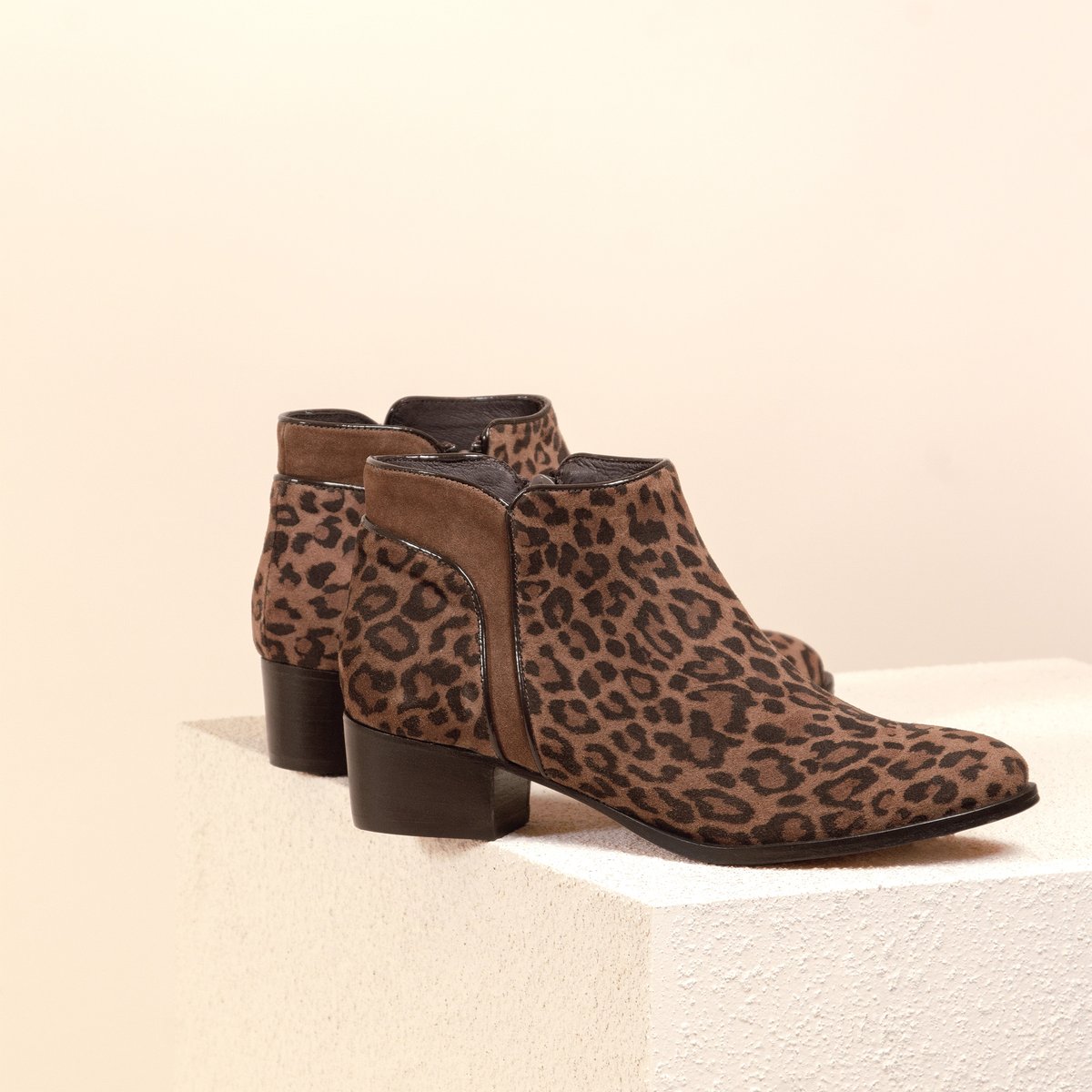 Bottines moyen talon cuir daim léopard, JULES & JENN