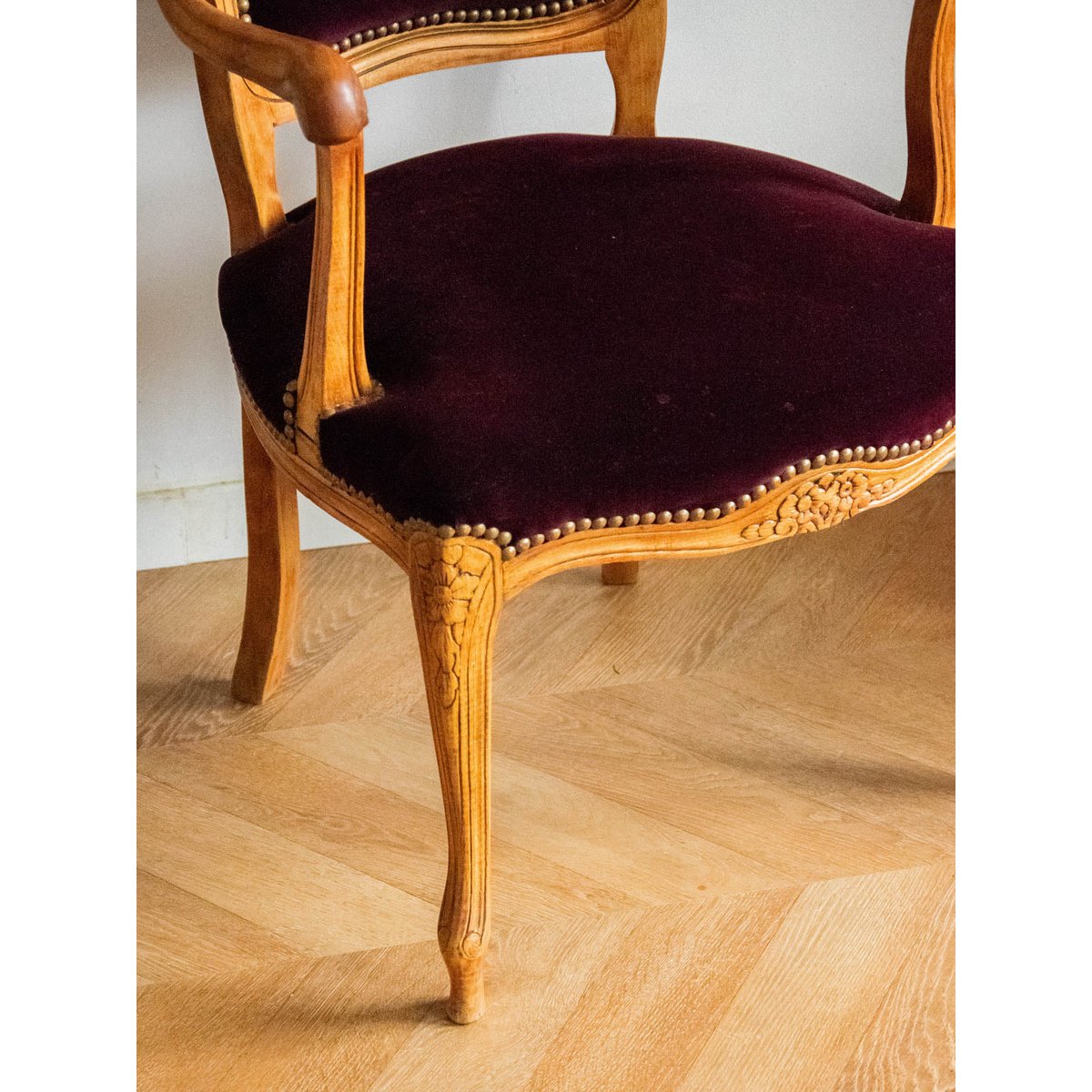 Fauteuil en velours violet Ernest N°689 - Bon état bois clair, DEBONGOUT