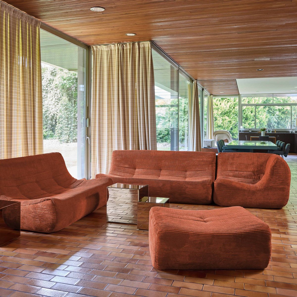 Canapé d'angle compressé modulable 7 places avec repose pied velours côtelé SOKOL terracotta, SWEEEK