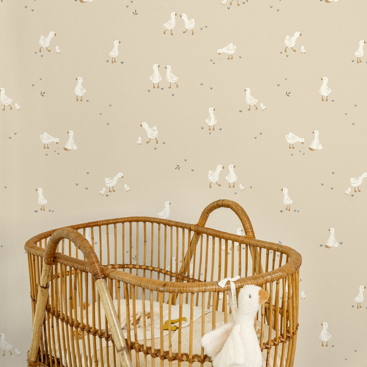 Papier peint pour enfant Petite oie et ses oisons beige rosé, ocre, blanc, LITTLE DUTCH