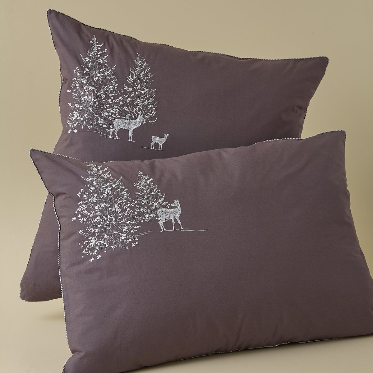 Taie d'oreiller brodée TRESOR DES FORETS gris écorce, SYLVIE THIRIEZ