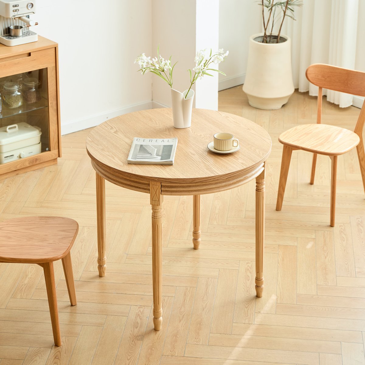 Table à manger 4 personnes en bois, ronde, KAJANI bois naturel, NORDLYS