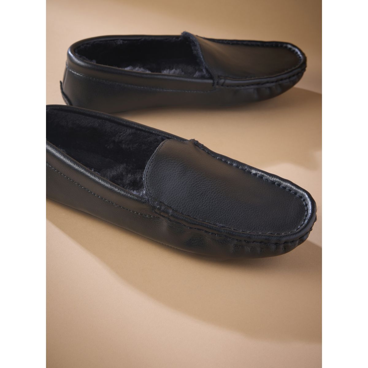 Chaussons mocassins en daim fourrés noir, NEXT