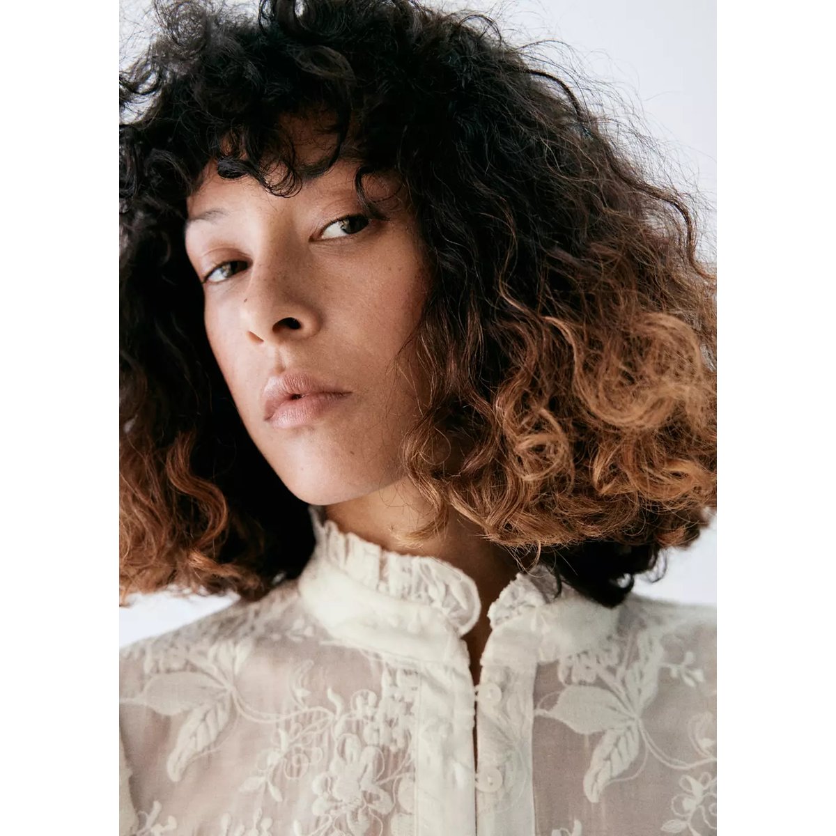 Chemisier en lyocell broderie florale écru, MANGO