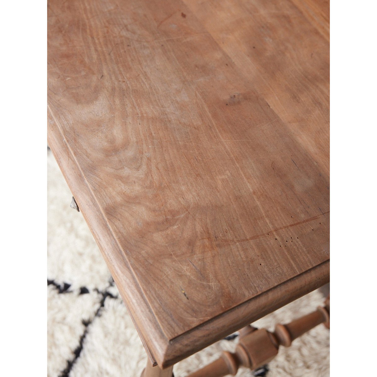 Table en bois patiné Francine N°1692 - Bon état bois clair, DEBONGOUT
