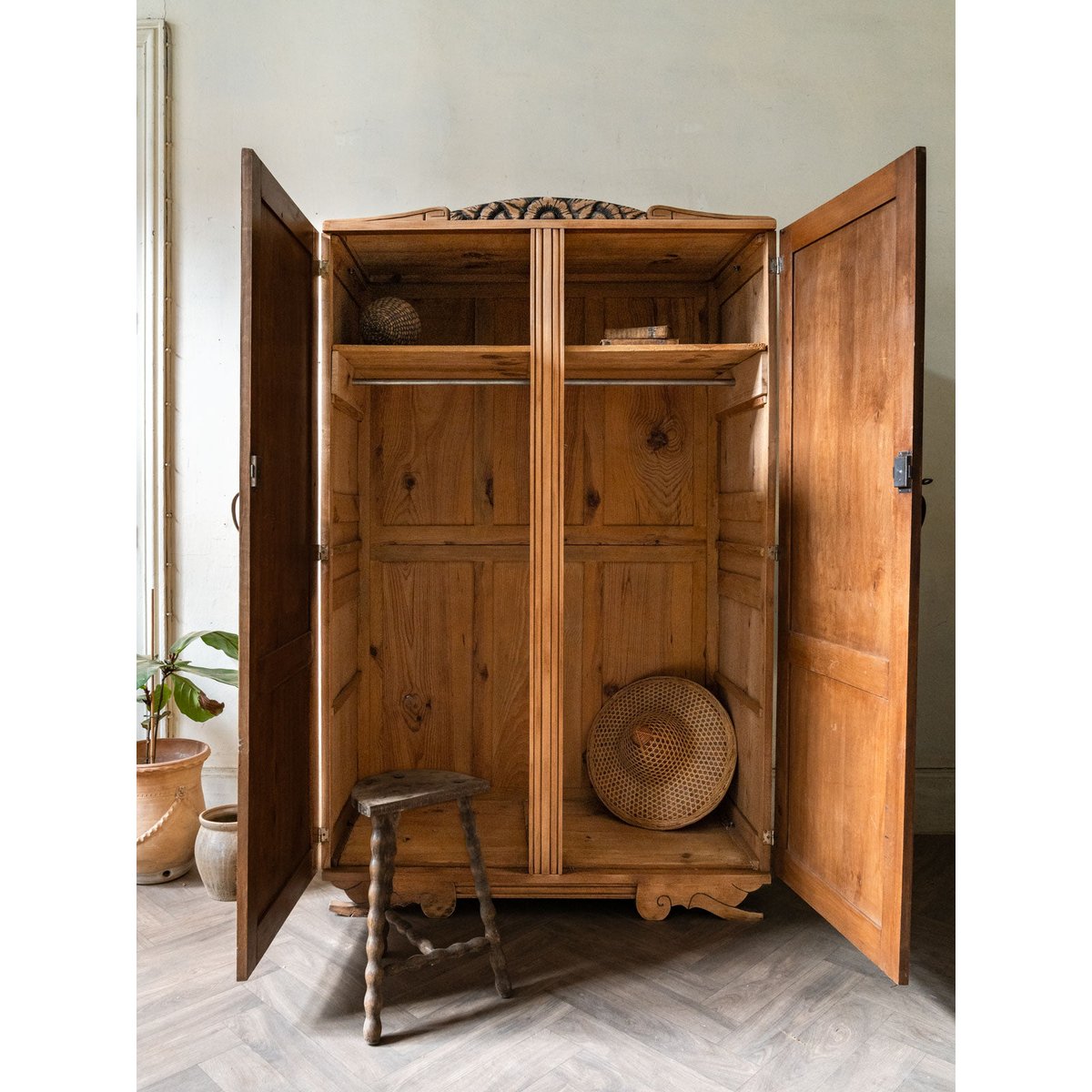 Armoire en bois sculpté style Art déco Blandine N°498 - Bon état bois clair, DEBONGOUT