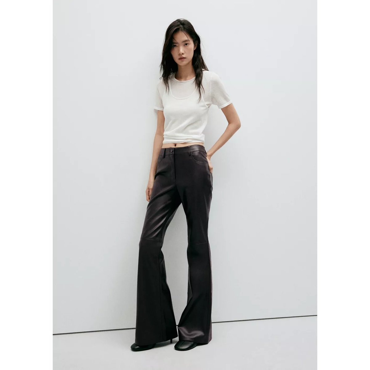 Pantalon flare cuir synthétique chocolat, MANGO