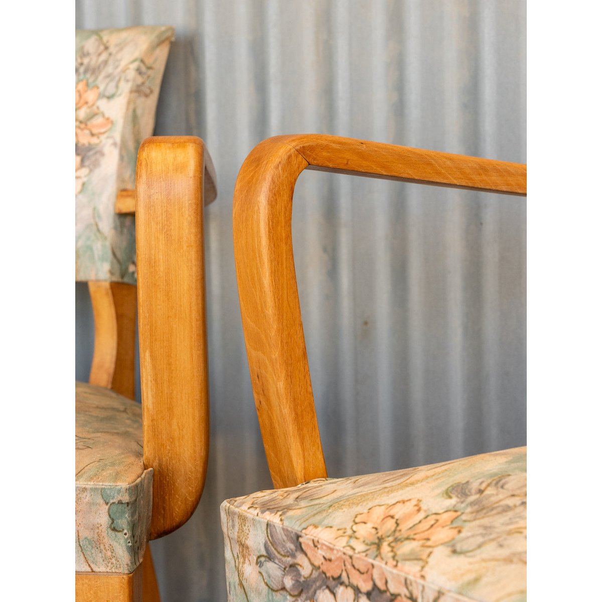 Paire de fauteuils en tissu et bois Ernest N°1098 - Bon état bois clair, DEBONGOUT