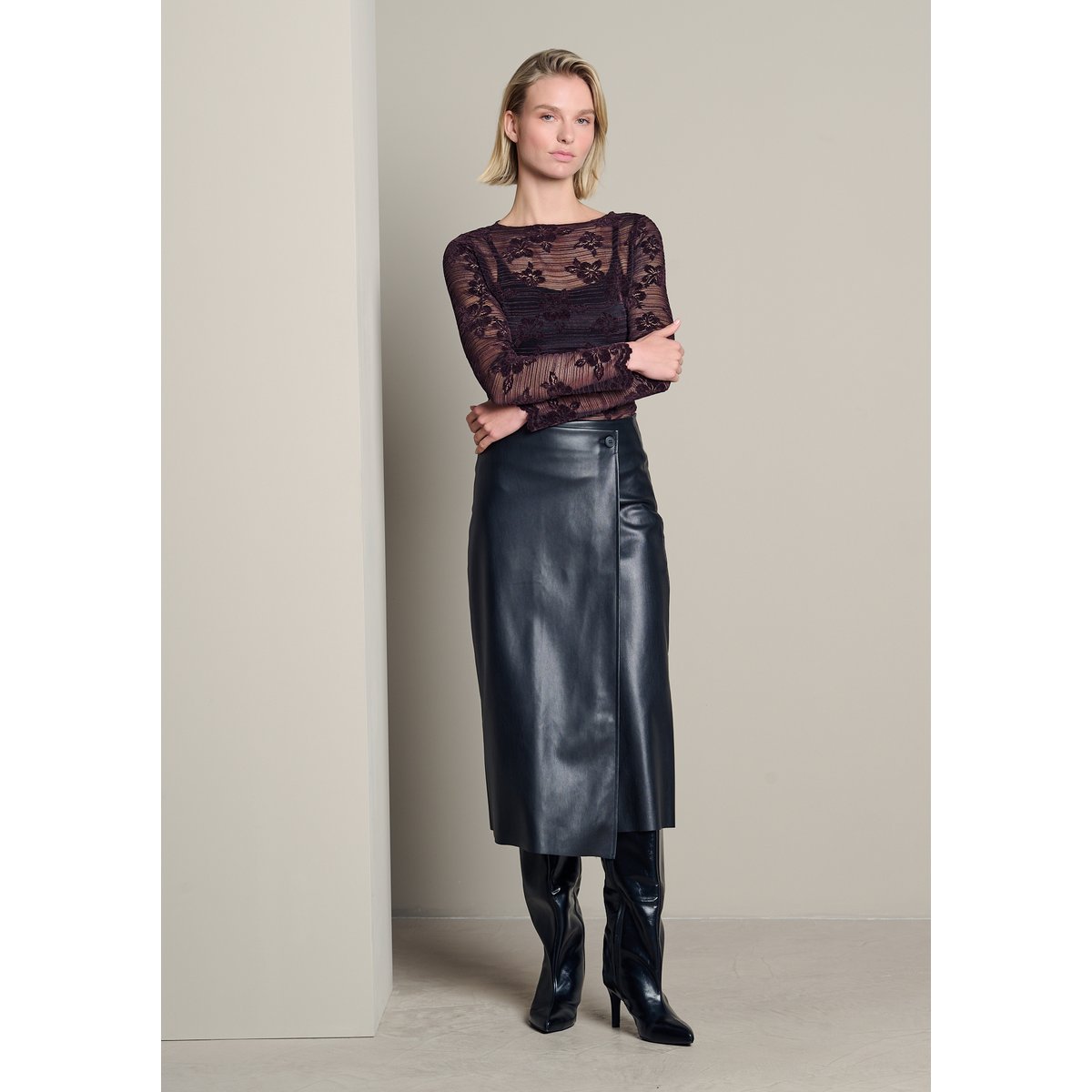 T-shirt col montant en dentelle aubergine, LOLALIZA
