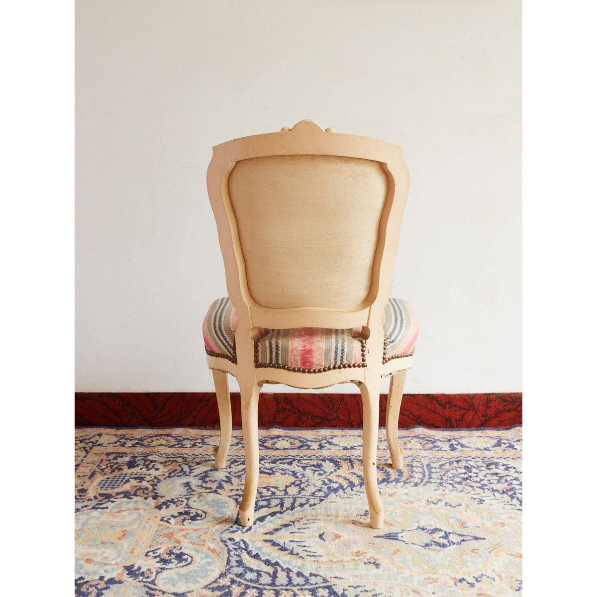 Paire de chaises style Louis XVI en bois Claude N°1691 - Bon état blanc, DEBONGOUT
