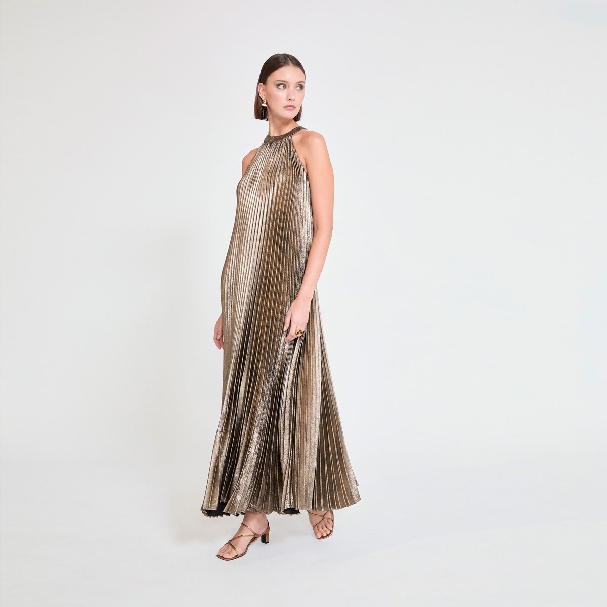 Robe longue plissée effet métallisé à col licou doré, LOLA CASADEMUNT