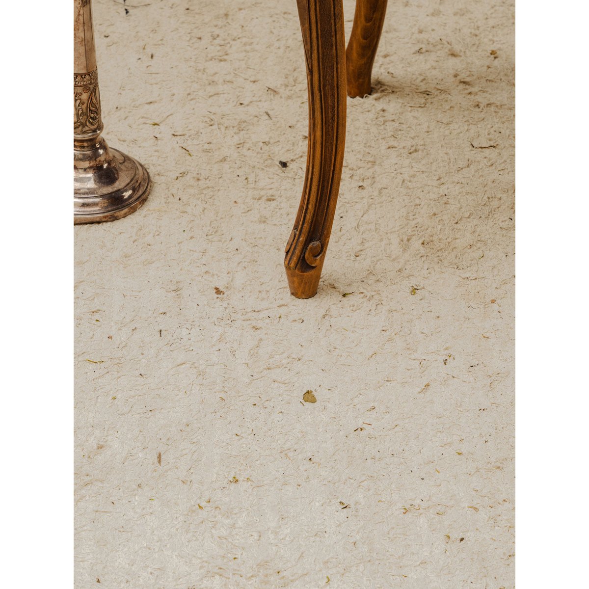 Paire de chaises en bois et tissu noir Claude N°1702 - Bon état bois foncé, DEBONGOUT