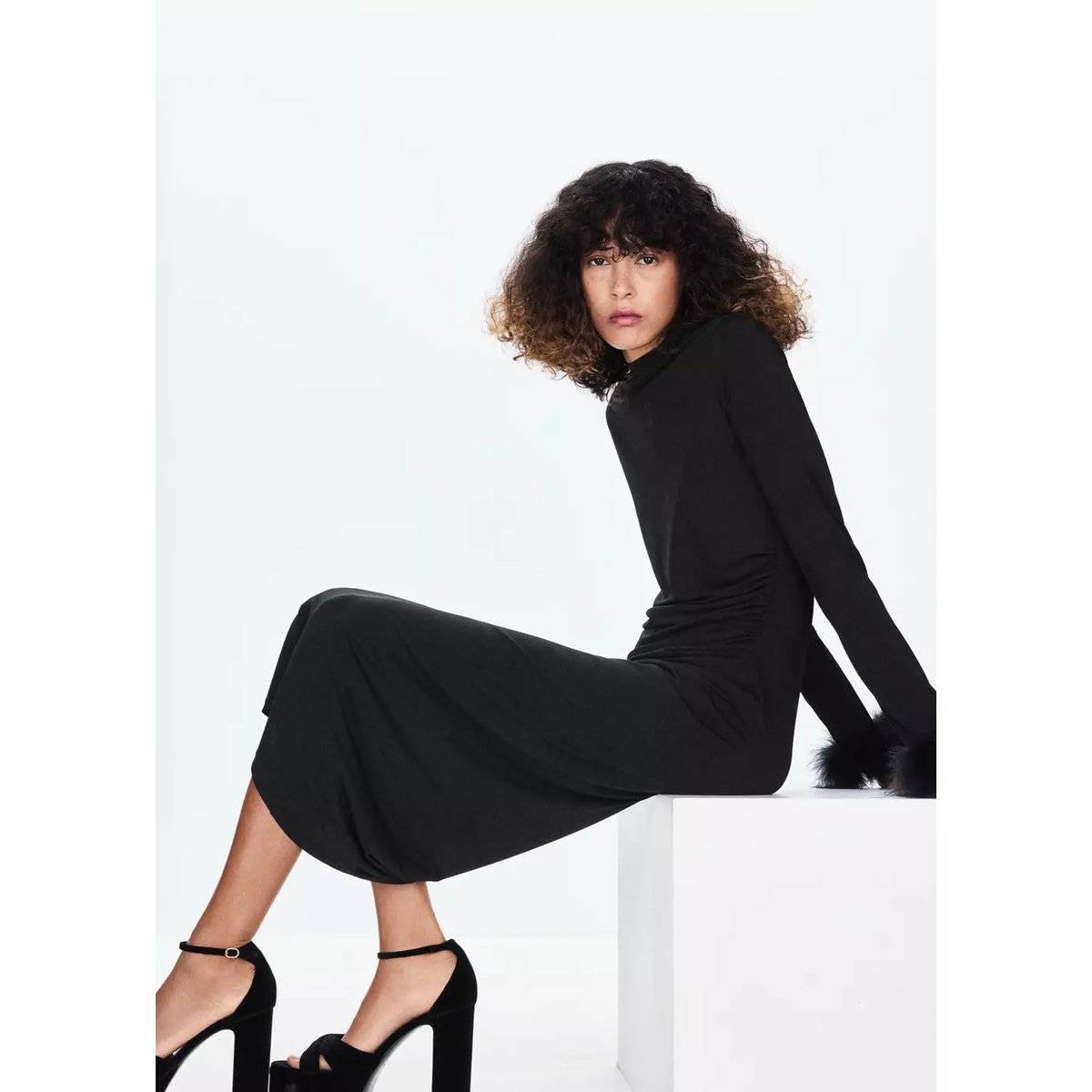 Robe midi à poignets ornés de plumes noir, MANGO