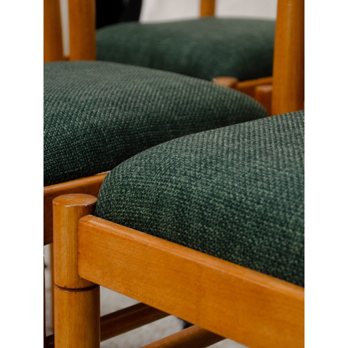 Lot de 6 chaises en hêtre Alma N°2135 - Bon état bois clair, DEBONGOUT