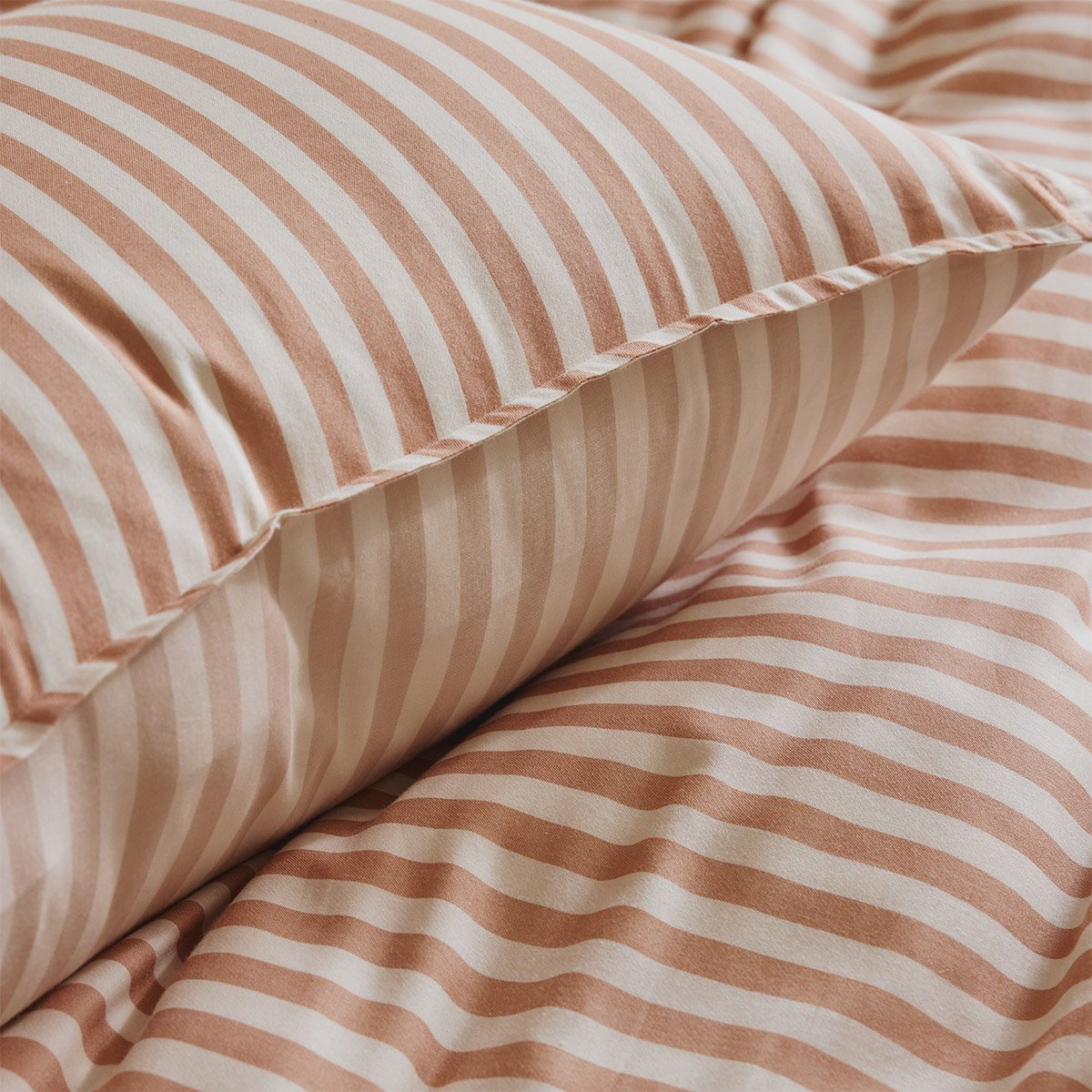 Taie d'oreiller en satin de coton marron, FIFTY-FIFTY nougat, DESFORGES