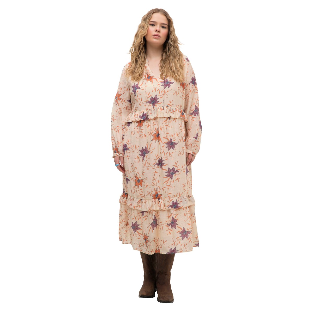 Robe maxi avec ruchés. Motif à fleurs. Ligne champagne clair, STUDIO UNTOLD