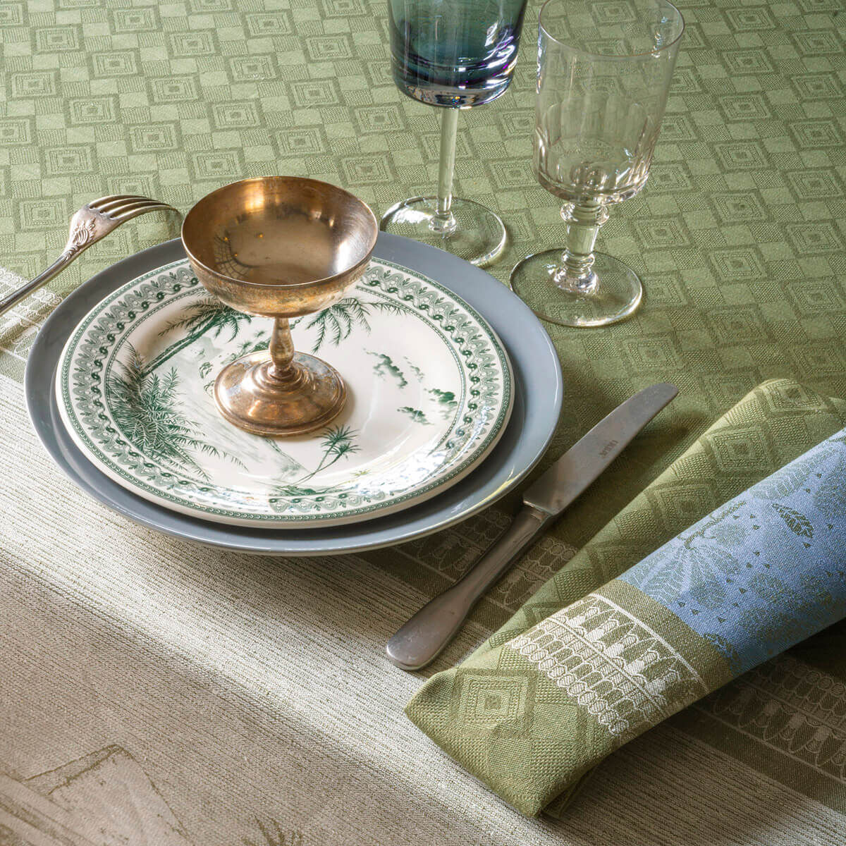Serviette de table Croisière sur le Nil vert palmier, LE JACQUARD FRANCAIS