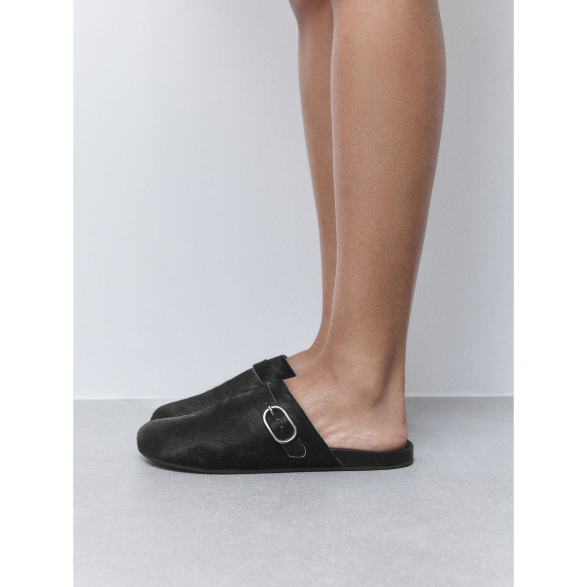 Chaussures fines à bout rond et assise moulée noir, NEXT