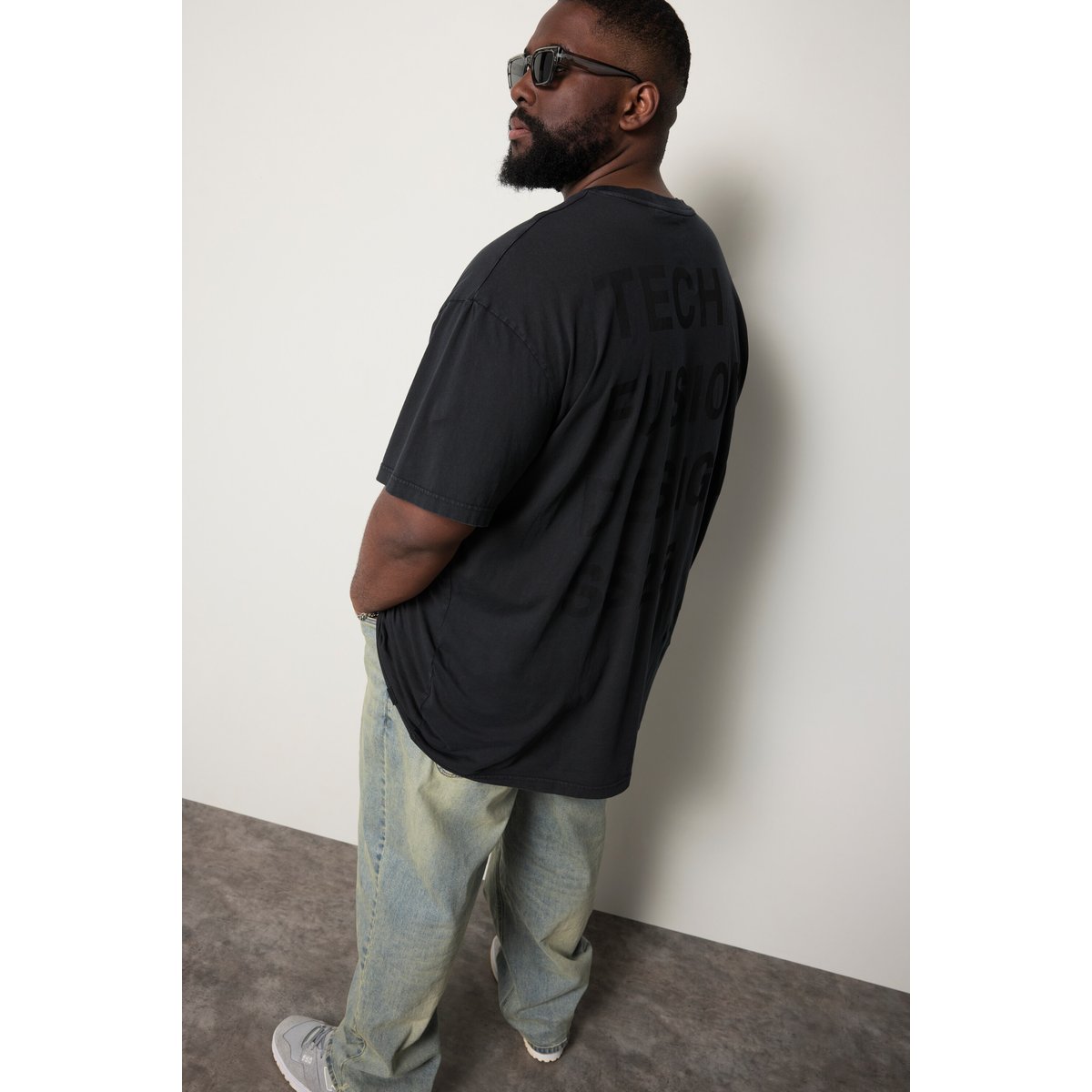 T-shirt noir, STHUGE