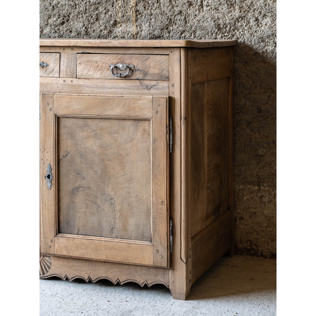 Buffet sculpté en noyer Gilbert N°1871 - Bon état bois clair, DEBONGOUT