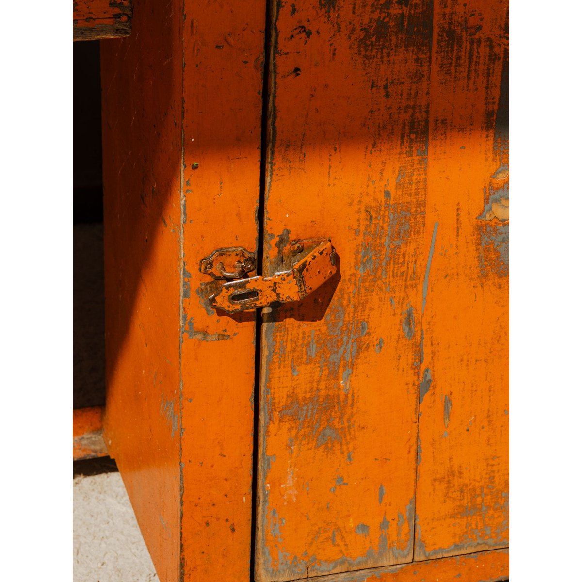 Bureau en bois et métal orange Fernand N°425 - Bon état bois foncé, DEBONGOUT