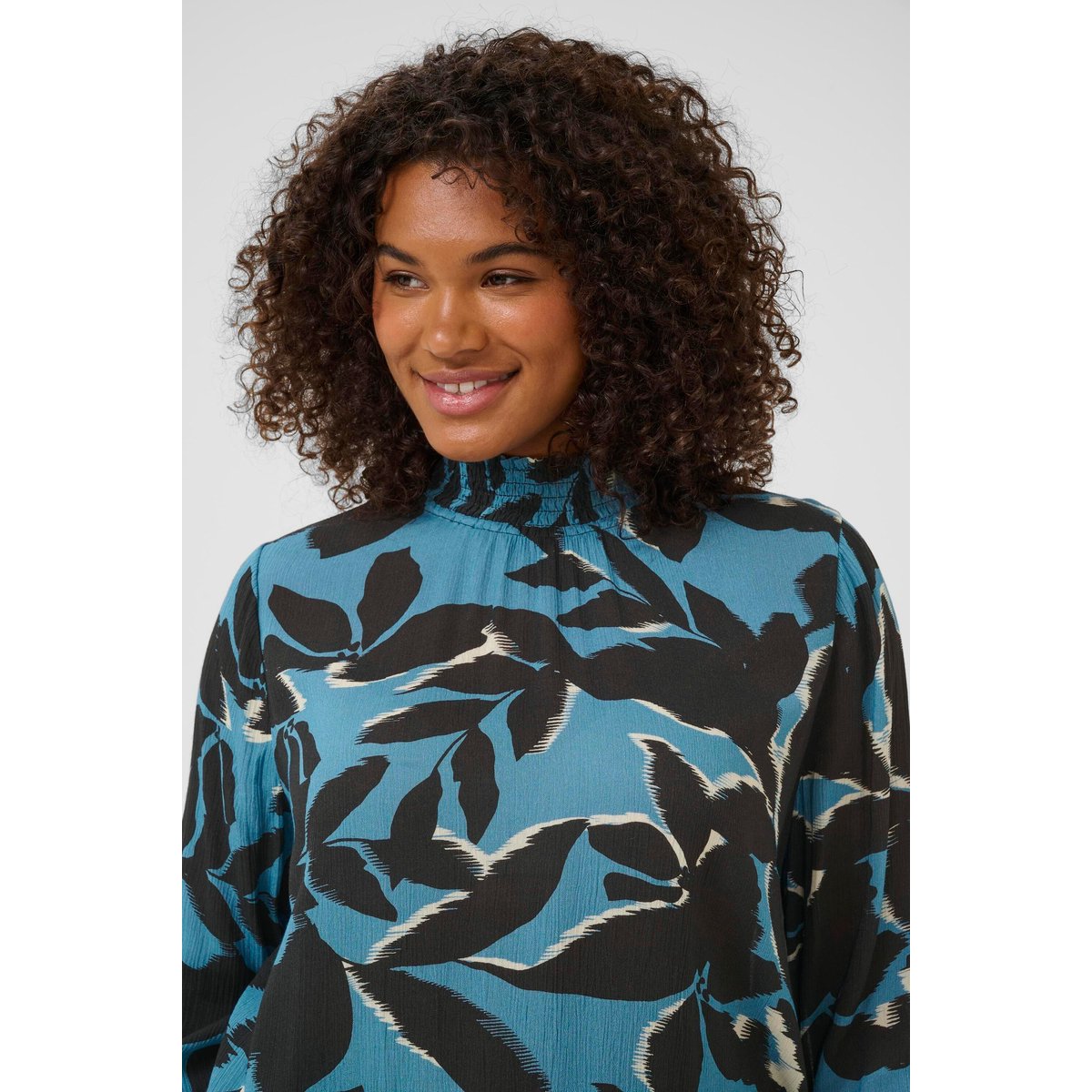 Blouse à manches longues bleu noir windward blue/black flower, KAFFE CURVE
