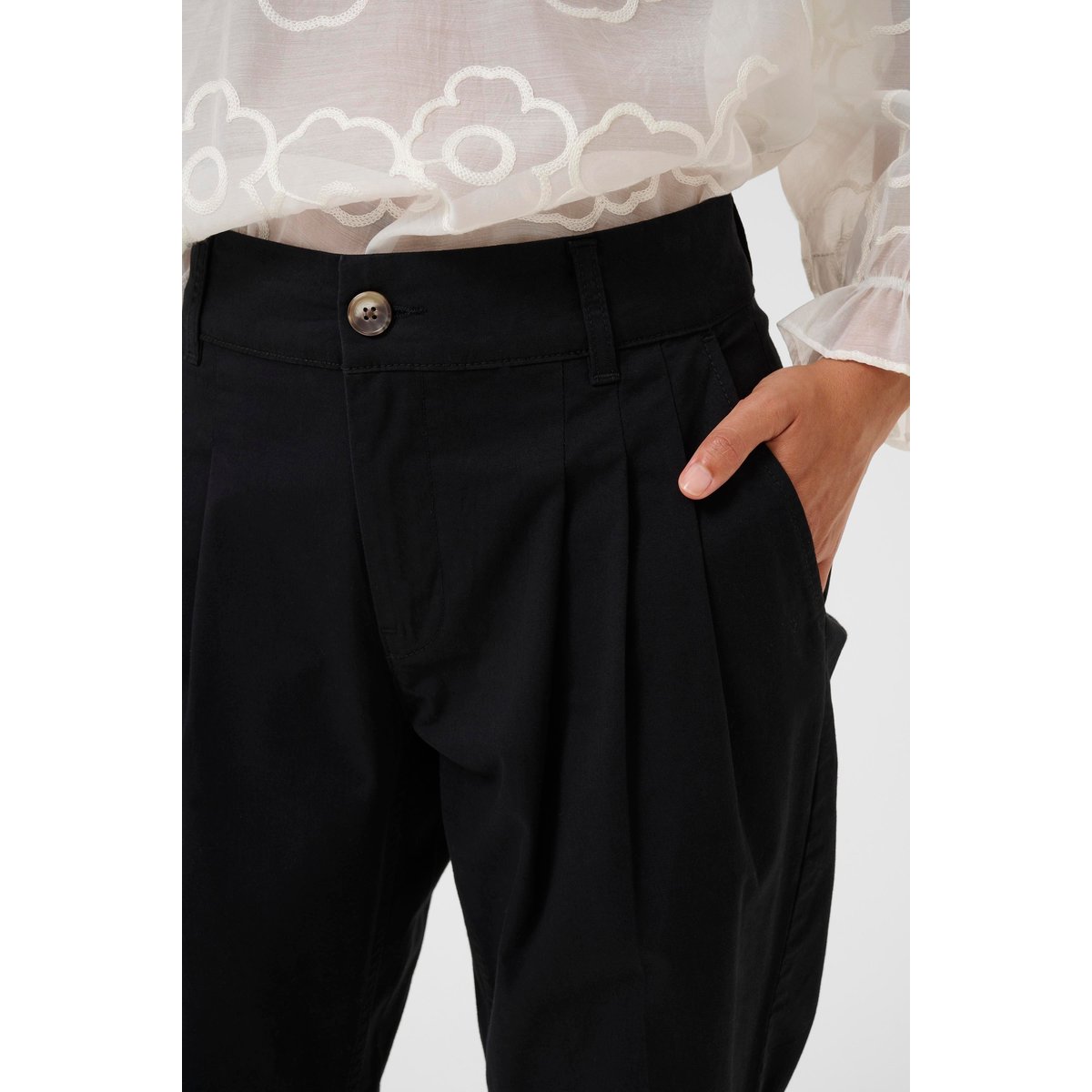 Pantalon casual noir, CULTURE