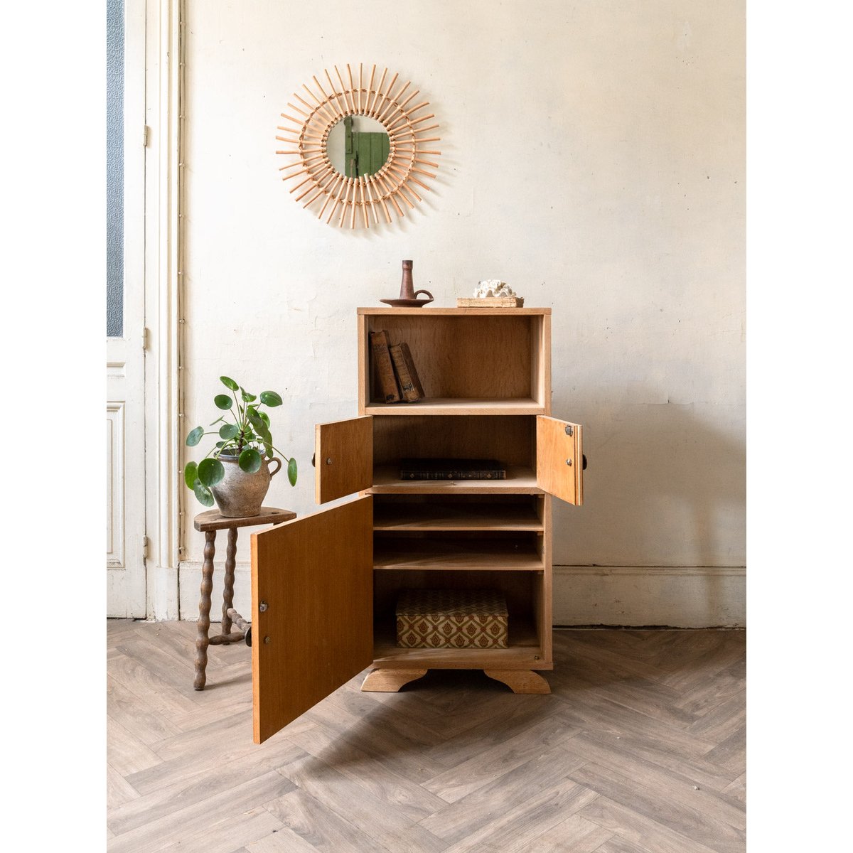 Petit buffet haut en bois Gilbert N°1747 - Bon état bois clair, DEBONGOUT