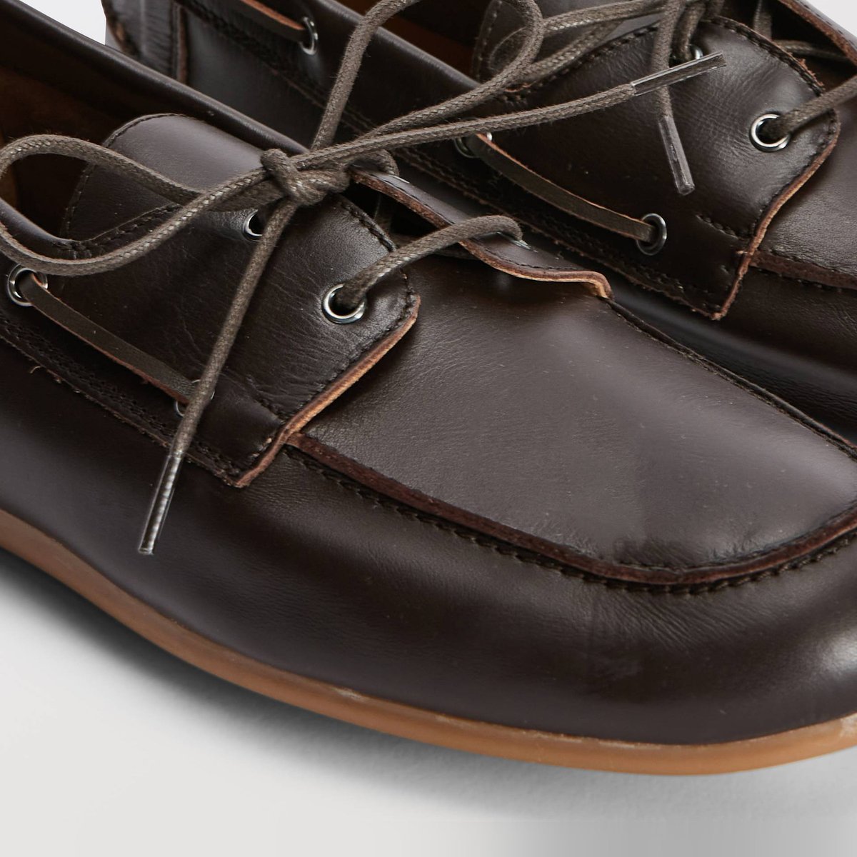 Chaussures bateau à lacets en cuir souche, MONOPRIX