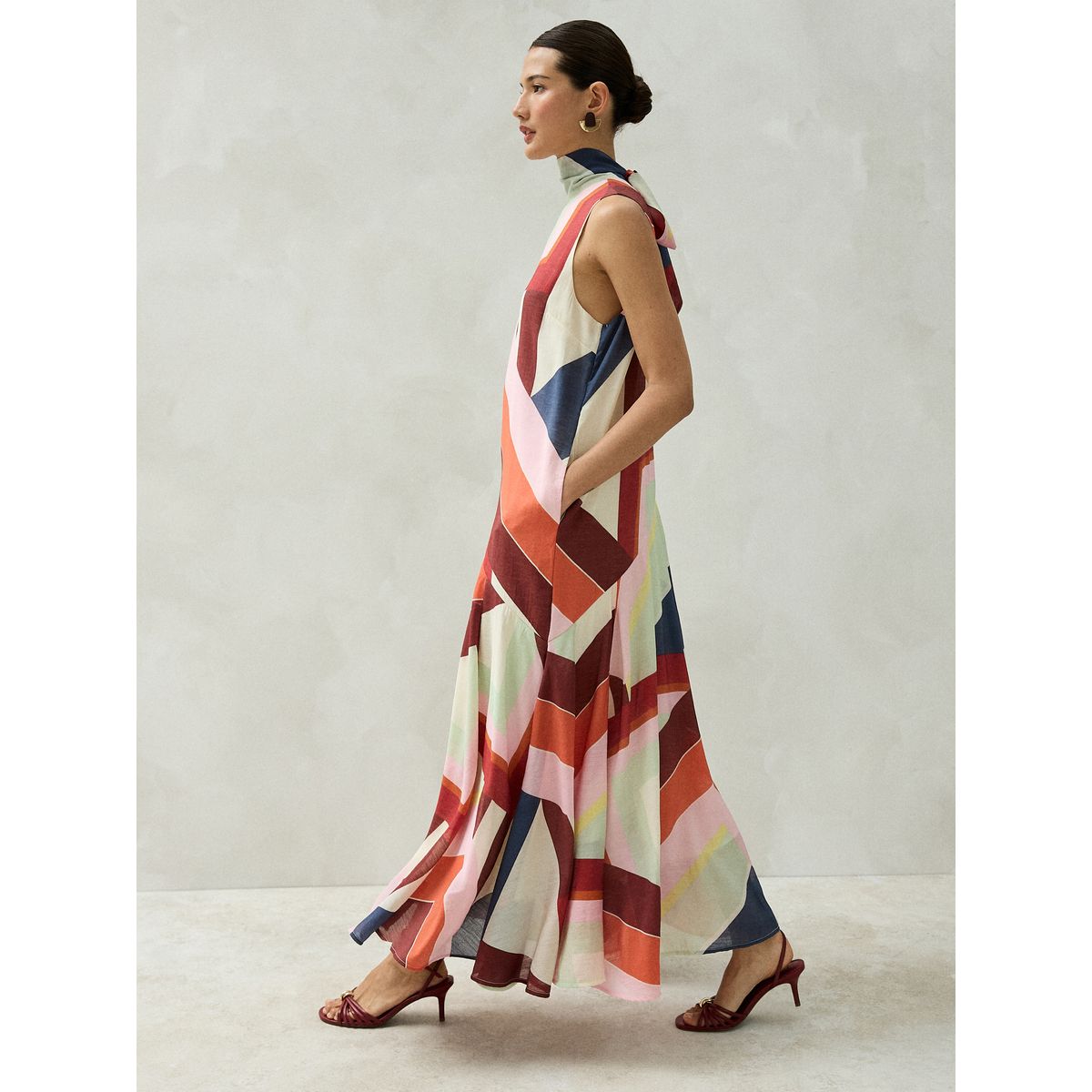 Robe de cérémonie sans manches asymétrique imprimé à rayures multicolores, NEXT