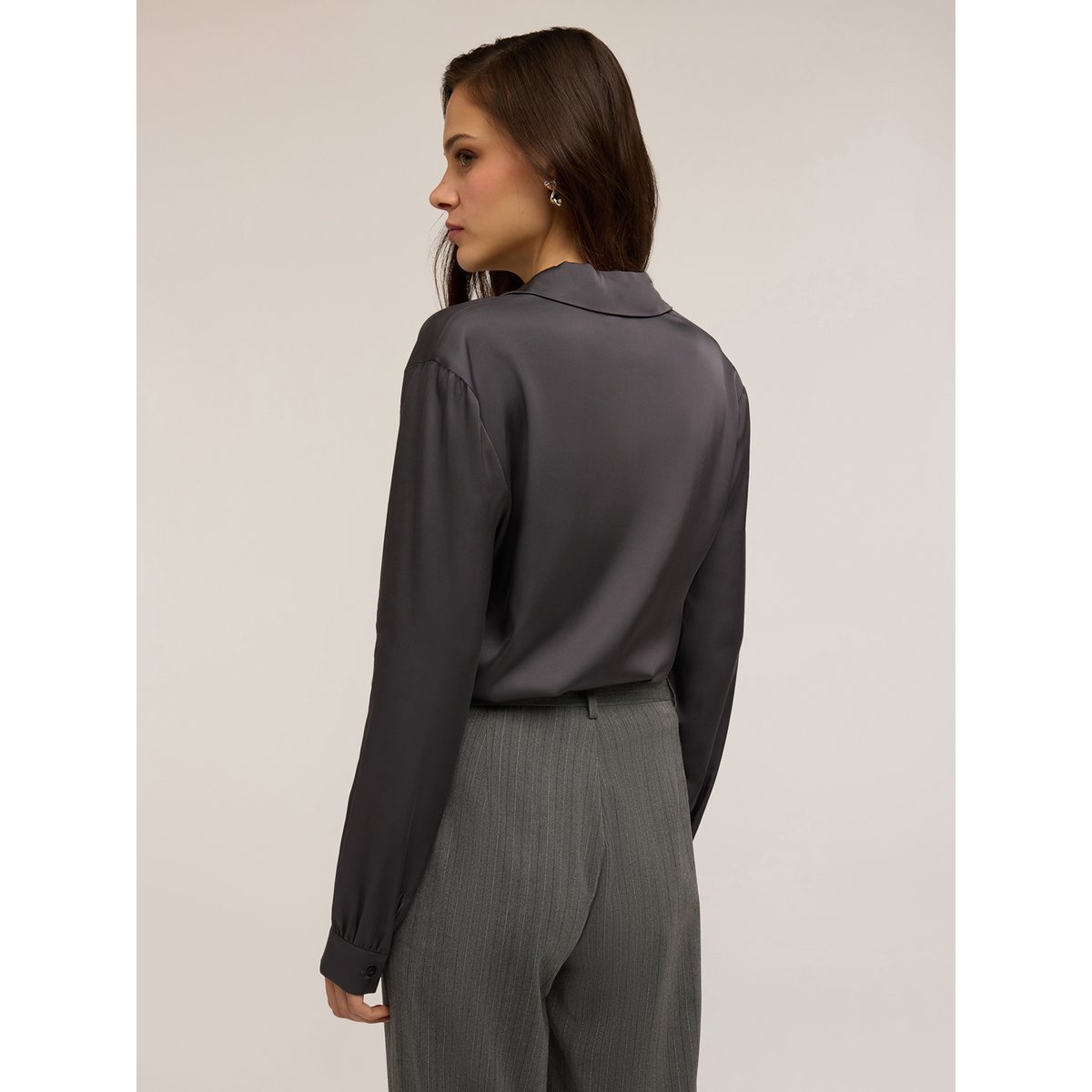 Chemise en satin gris, MOTIVI