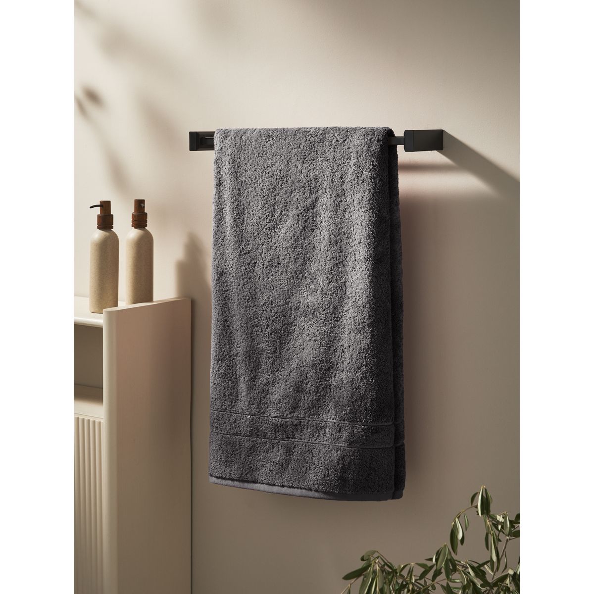 Serviette épaisse de luxe en coton égyptien gris anthracite, NEXT