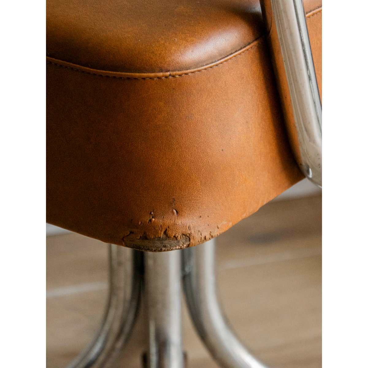 Fauteuil de barbier en cuir camel Jakob N°1359 - Bon état camel, DEBONGOUT