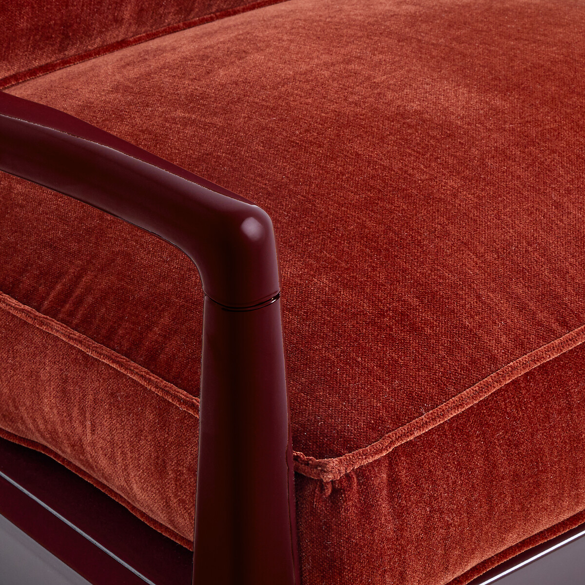 Sillón de terciopelo con estructura lacada, Dilma rojo birmano, AM.PM