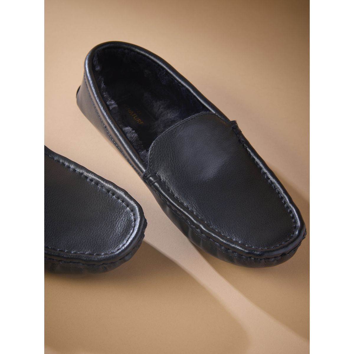 Chaussons mocassins en daim fourrés noir, NEXT