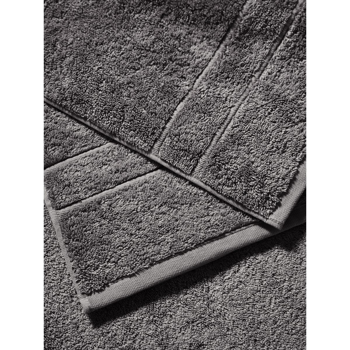 Serviette épaisse de luxe en coton égyptien gris anthracite, NEXT