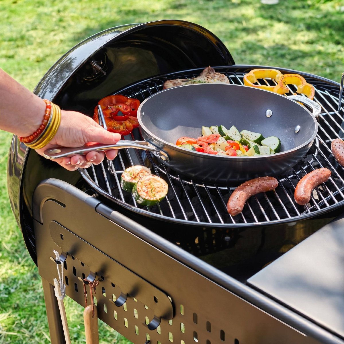 Barbecue rond charbon de bois acier émaillé Ø53cm avec chariot MAURICE noir, SWEEEK