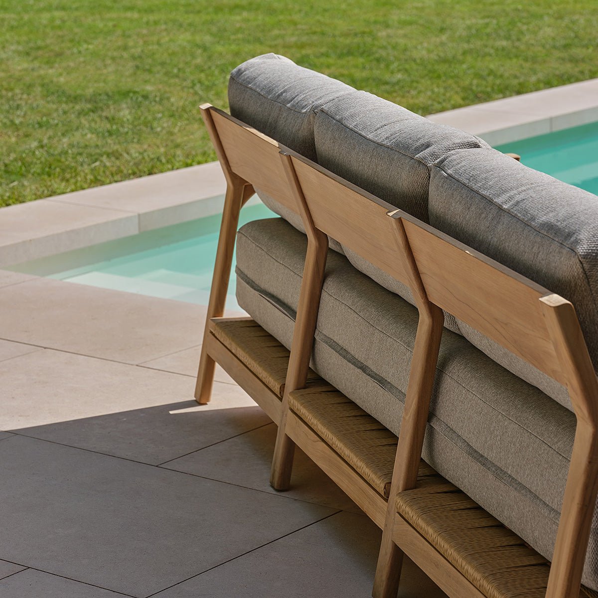 Canapé de jardin en teck avec coussins gris chiné 3 personnes PIANA gris_chine, BERAH GETAH