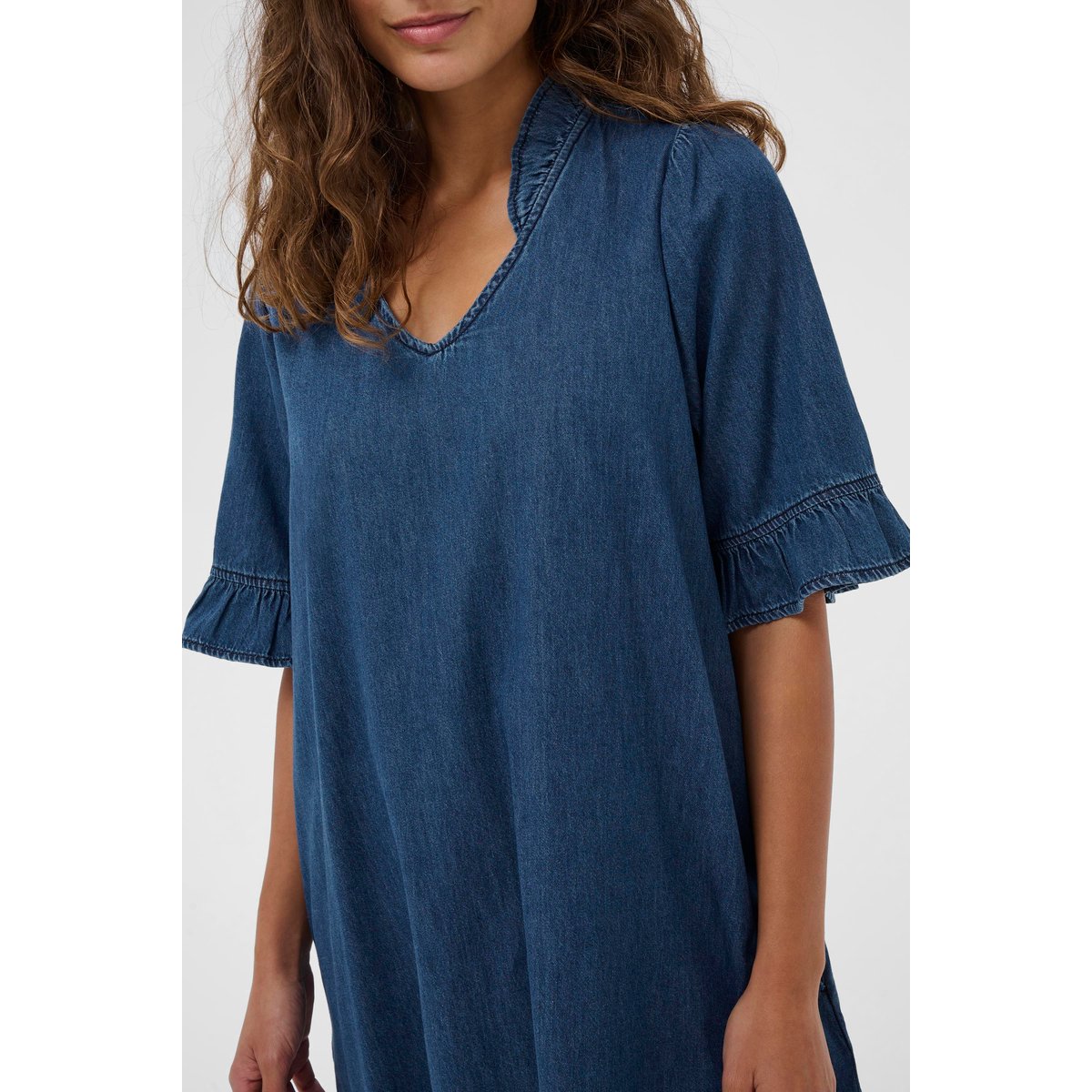 Robe bleu foncé lavé, CULTURE