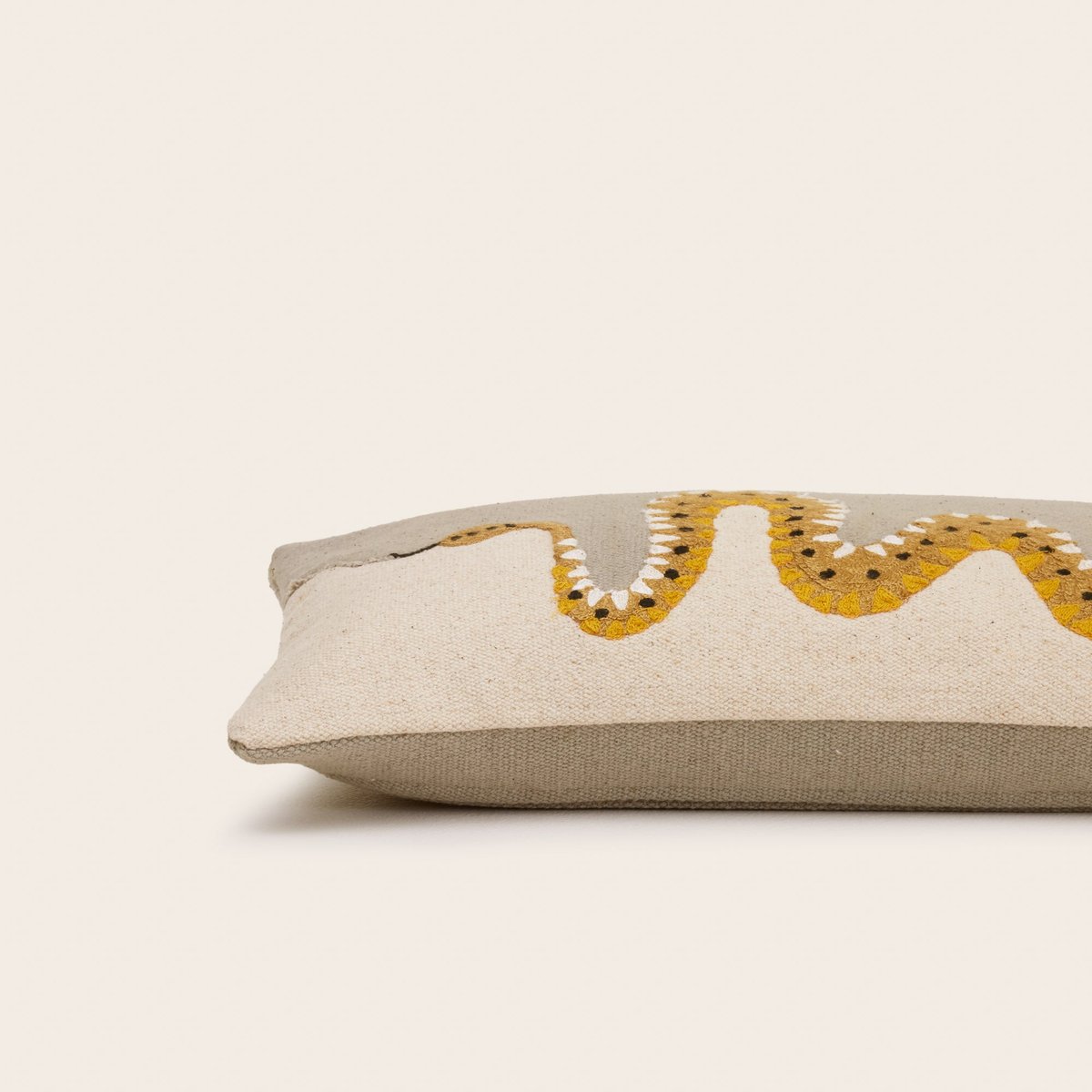 Housse De Coussin en Coton rebrodé d'un serpent en chaînette TEOTI naturel et python doré, MADURA