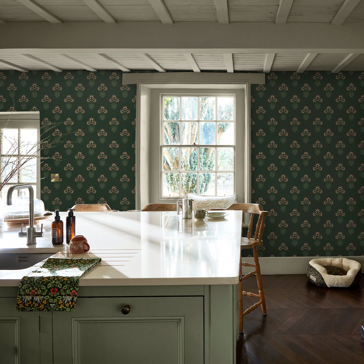 Papier peint fleuri Hyacinth Forest vert, corail, WILLIAM MORRIS AT HOME